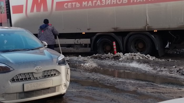 Омск поплыл: город превращается в полосу препятствий из «гор» и «морей»